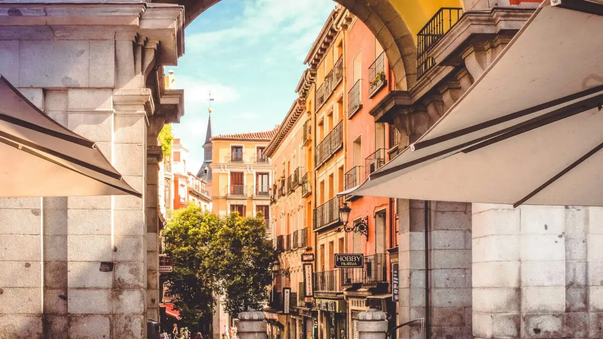 Väder och temperatur i Madrid över året