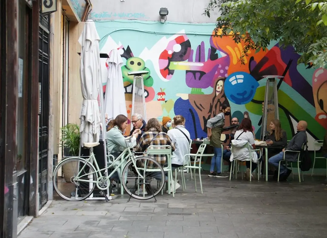 Upptäck Madrids bästa street food-delikatesser illustration