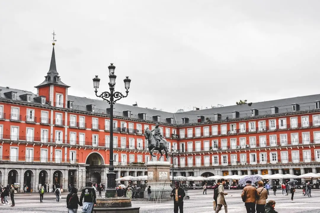 Resa med husdjur till Madrid i Spanien utan stress illustration